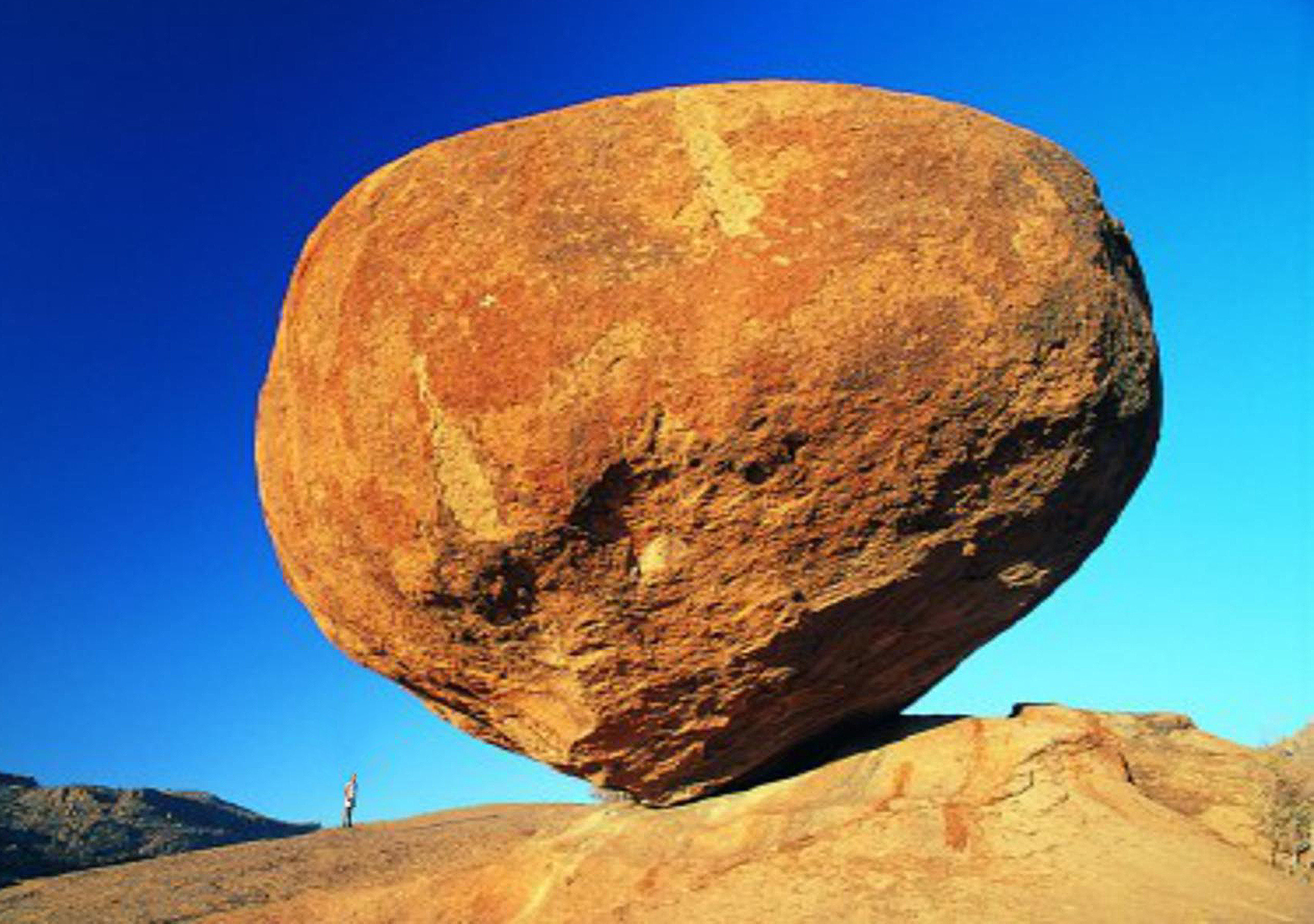 big rock in desert.623a6a21eb3b4fdb9220fd2b6a1c18ef